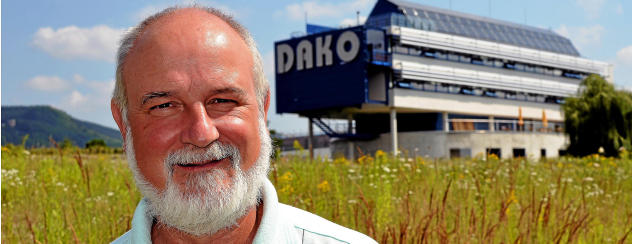 Joachim Becker vor dem DAKO Gebäude Foto: Lutz Prager