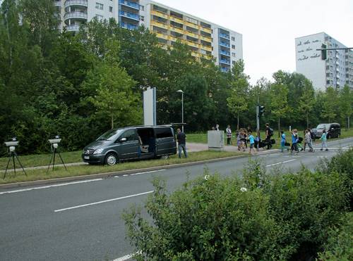 Test der Rotlichtmessanlage durch Beamte des Innenministeriums Baden-Württemberg an einem Fußgängerüberweg in Jena-Lobeda.